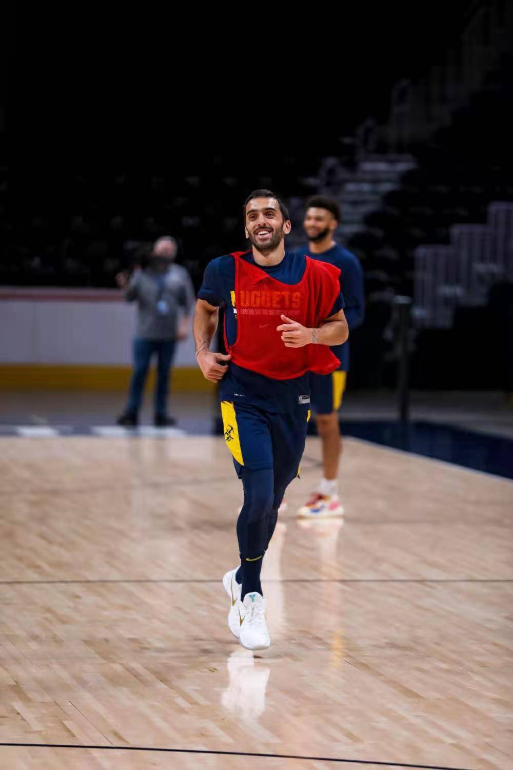 九游官网-塞维利亚训练开放日，今晨防线松动引欢呼，NBA常规赛在即，球队文化再被提及