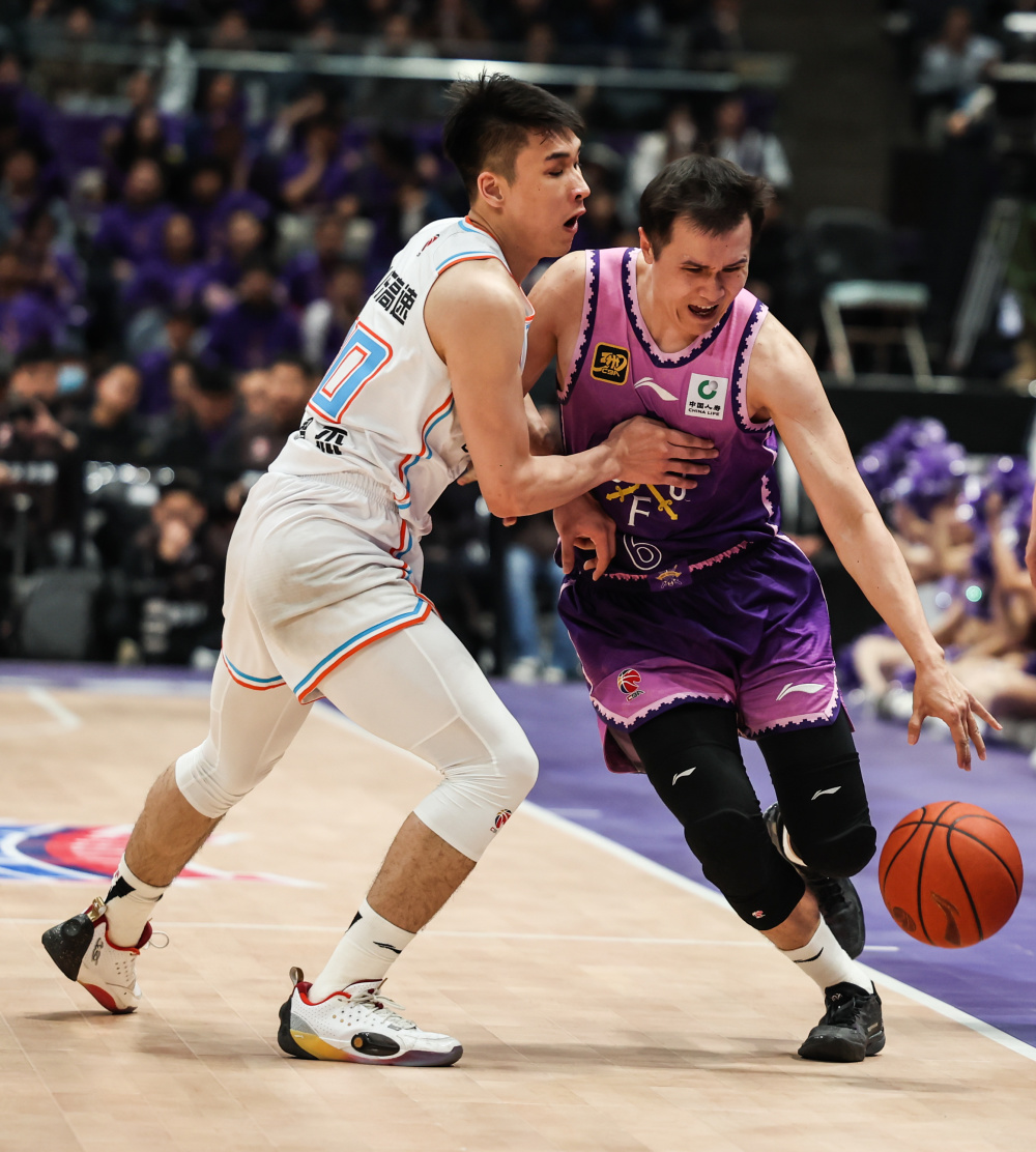 包含赛后突围战来临；拉齐奥围绕CBA季后赛手感冰凉；更衣室稳定；训练强度明显提升的词条