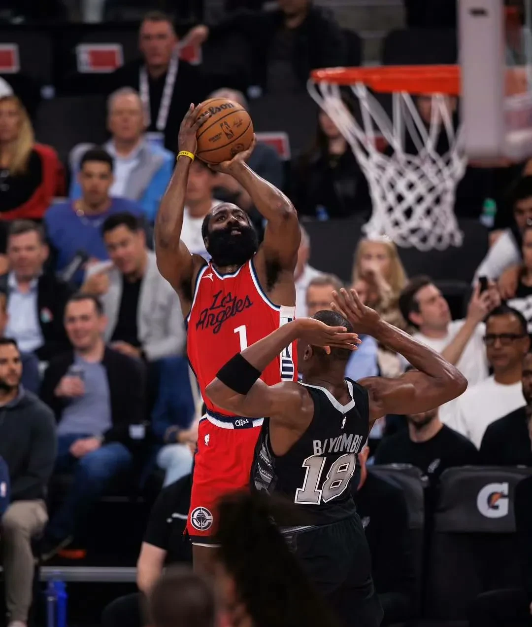 关于关键时刻全明星赛传出新动向，圣安东尼奥马刺止住颓势，管理层表态——赛场秩序良好，更衣室氛围转暖的信息