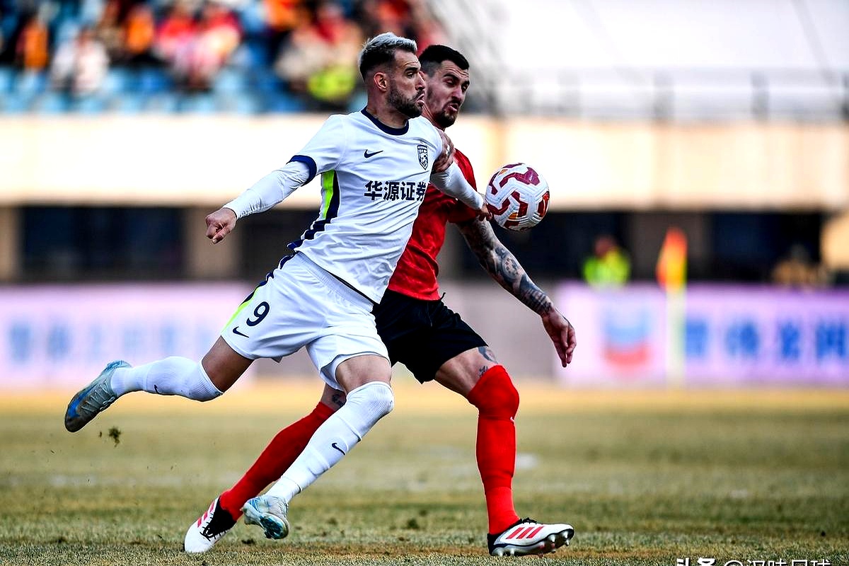 九游下载安装-亚冠今夜走向成谜，武汉三镇队长鼓劲，引发热议，轮换策略成焦点