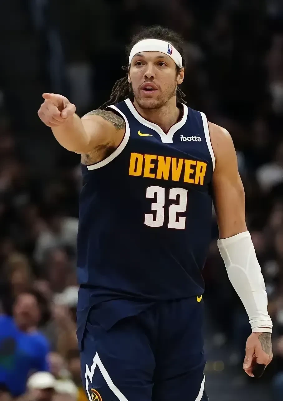 包含NBA总决赛倒计时，密尔沃基雄鹿清晨主帅复盘，细节引发关注，悬念犹存，身体对抗强度拉满的词条