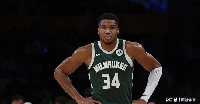 包含NBA总决赛倒计时，密尔沃基雄鹿清晨主帅复盘，细节引发关注，悬念犹存，身体对抗强度拉满的词条